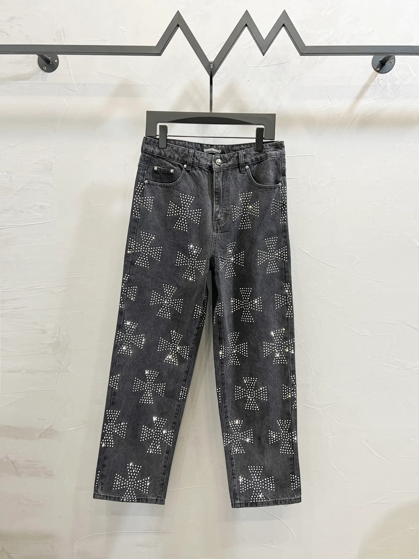 P180 Style number: [M1237] Chrome Hearts SS25 full-print diamond logo straight jeans, same style for men and women, top ceiling quality, styles with different wash textures, very friendly to people with thin legs and thick legs, straight and slim fit very flattering leg shape, timeless moderate length, easy to match, basic styling for various styles, a must-have in the wardrobe! The fabric is stiff but also makes the upper body soft without losing texture. The washing process is even more perfect. It is a must-have item for everyone! ! ! Washed wheat, hang tag, pants label, three labels complete Color: black Size: 30, 32, 34, 36